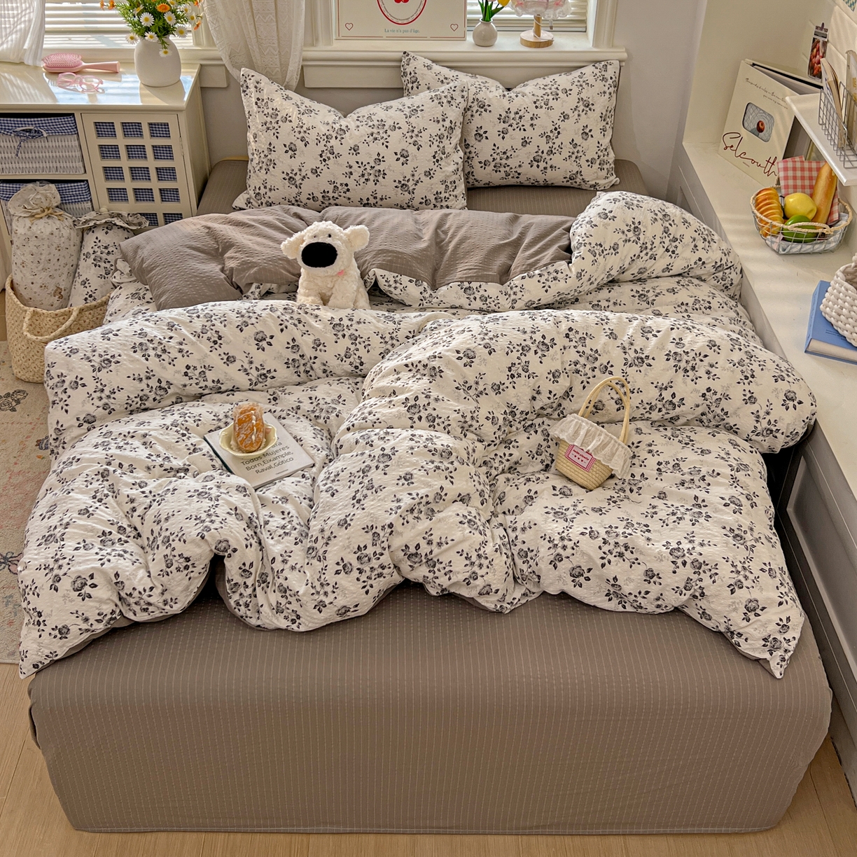 91家纺网 家纺一手货源 找家纺 暖伊家居 2026新款糖果小布袋泡芙纱四件套 水墨槿咖