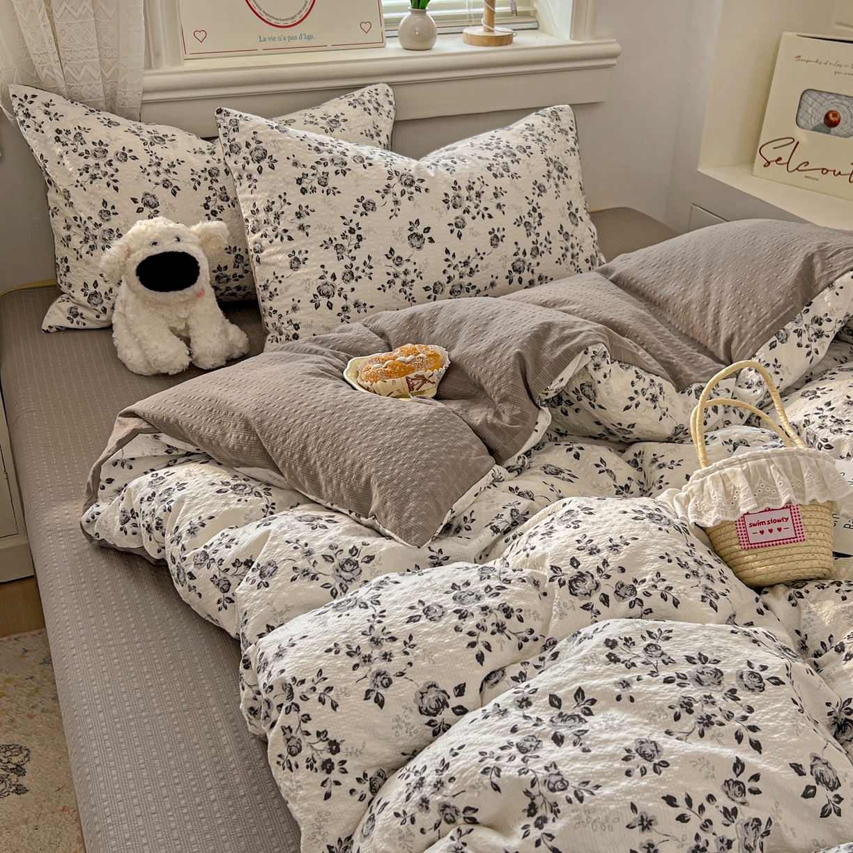 91家纺网 家纺一手货源 找家纺 暖伊家居 2026新款糖果小布袋泡芙纱四件套 水墨槿咖