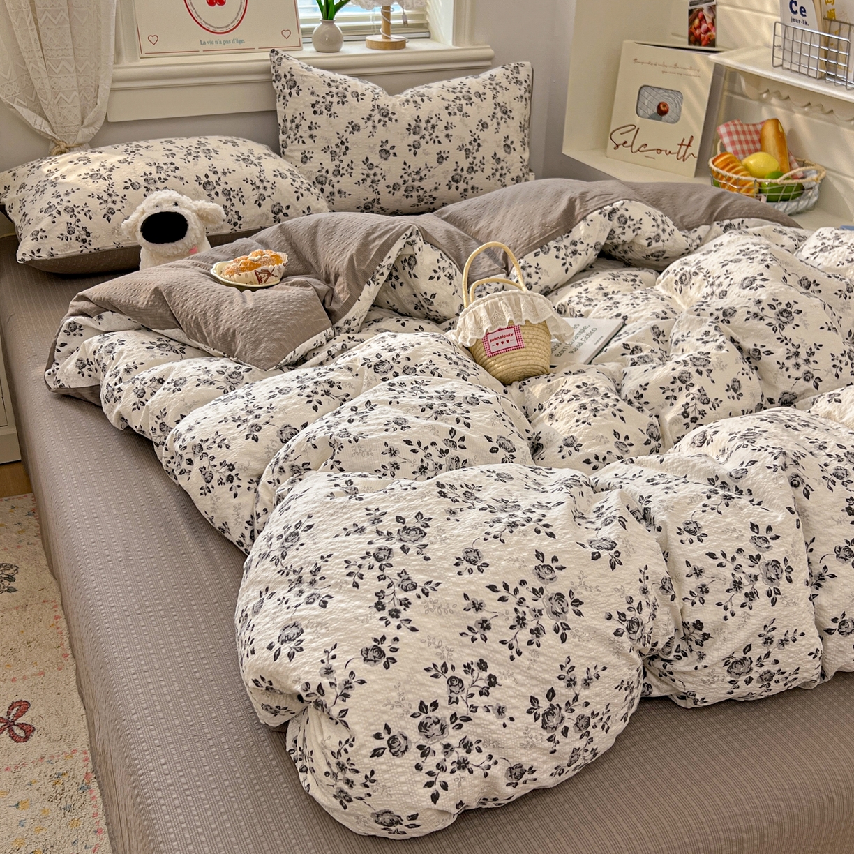 91家纺网 家纺一手货源 找家纺 暖伊家居 2026新款糖果小布袋泡芙纱四件套 水墨槿咖