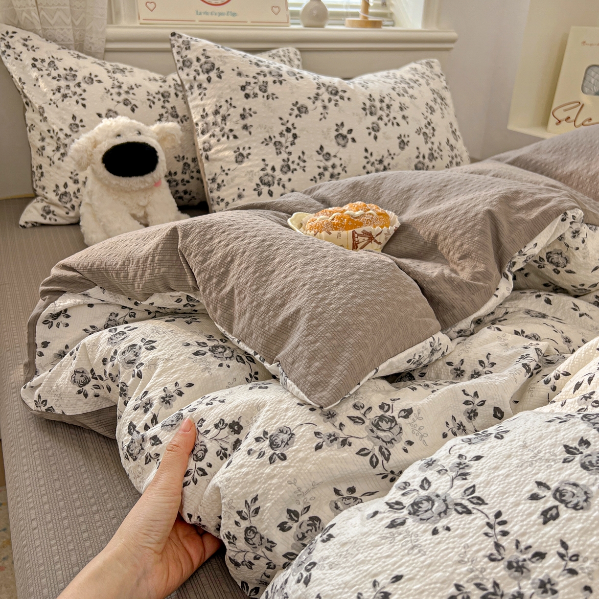 91家纺网 家纺一手货源 找家纺 暖伊家居 2026新款糖果小布袋泡芙纱四件套 水墨槿咖