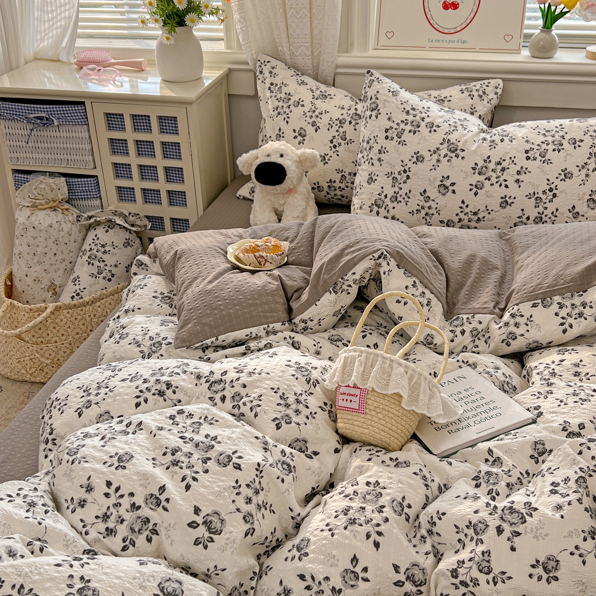 91家纺网 家纺一手货源 找家纺 暖伊家居 2026新款糖果小布袋泡芙纱四件套 水墨槿咖