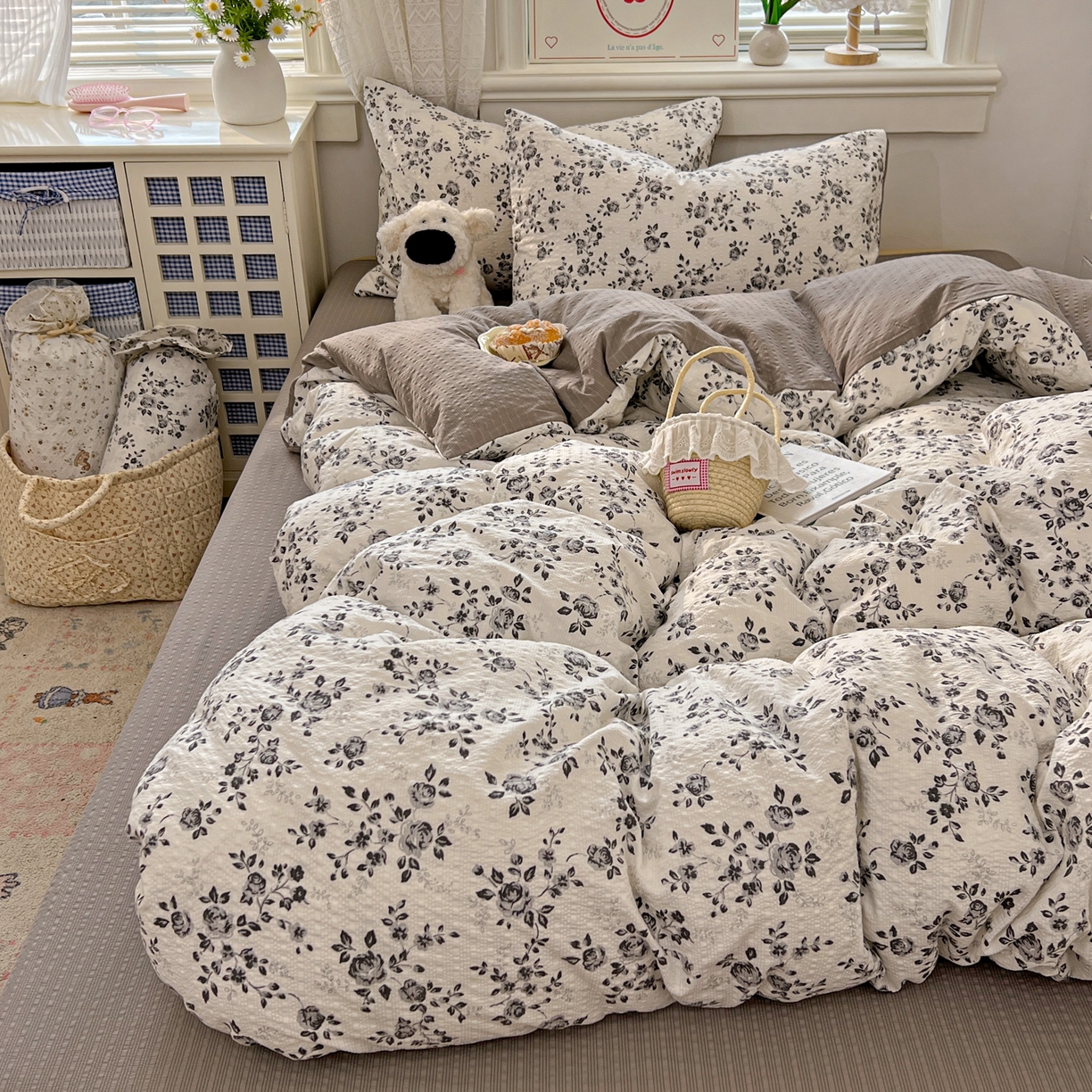 91家纺网 家纺一手货源 找家纺 暖伊家居 2026新款糖果小布袋泡芙纱四件套 水墨槿咖