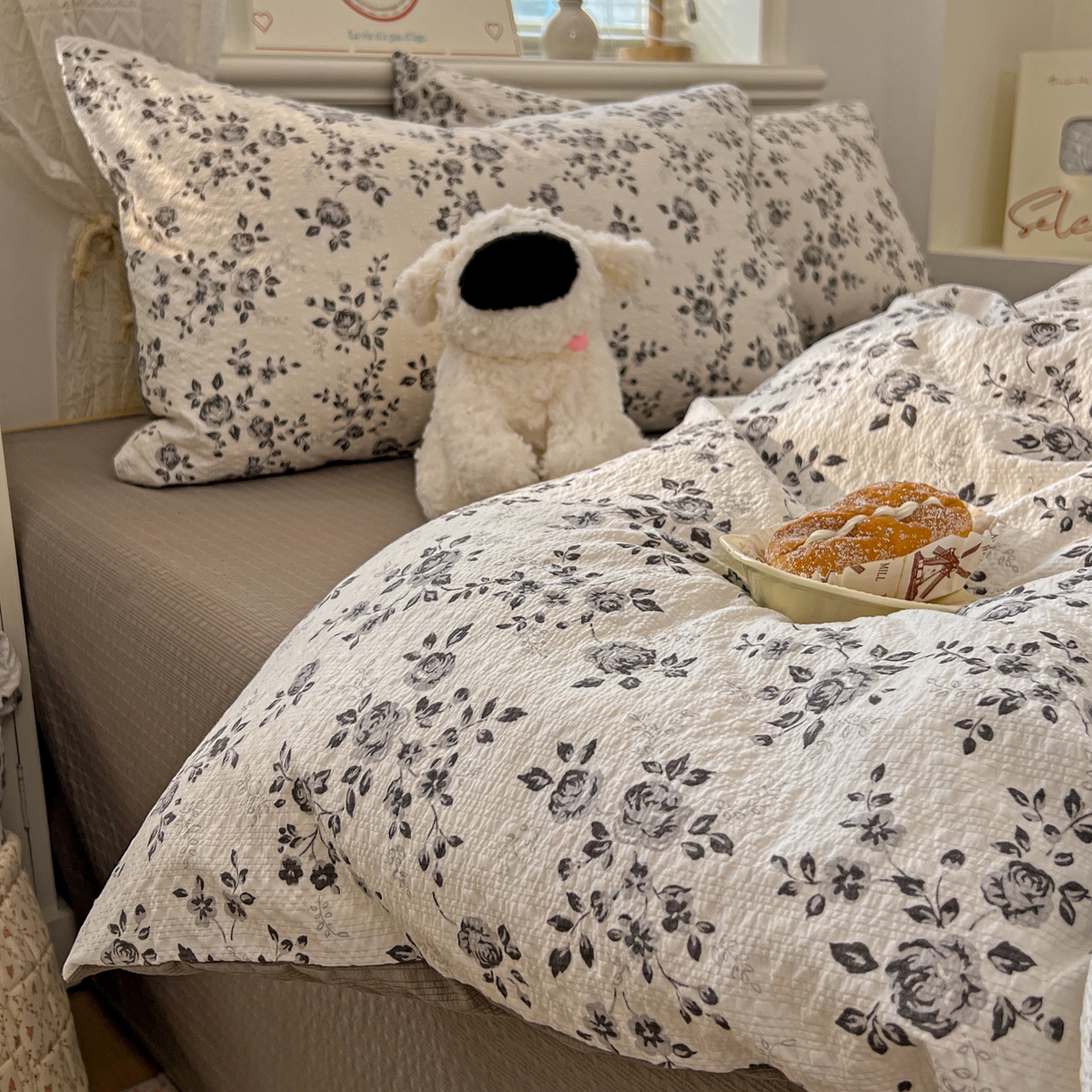 91家纺网 家纺一手货源 找家纺 暖伊家居 2026新款糖果小布袋泡芙纱四件套 水墨槿咖