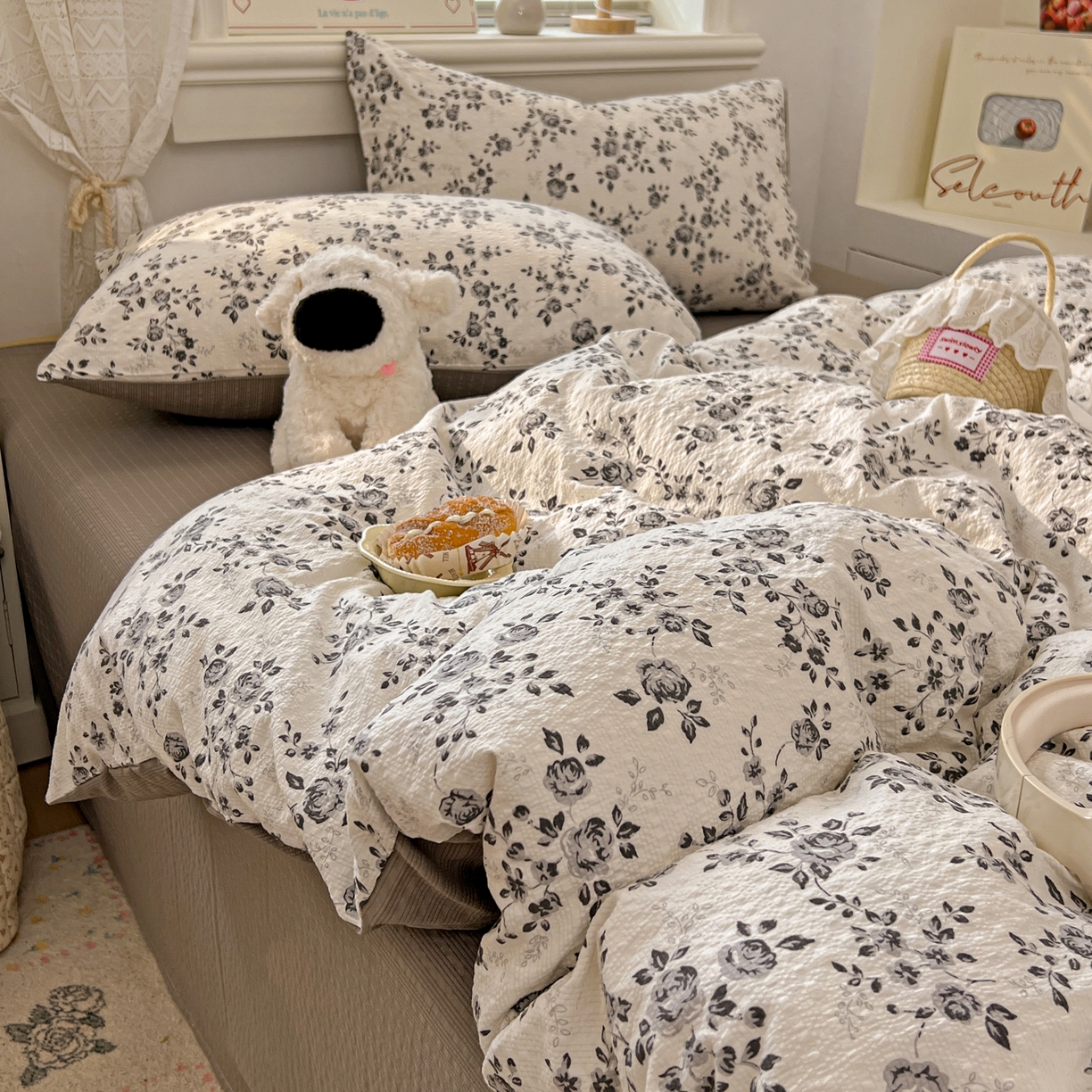 91家纺网 家纺一手货源 找家纺 暖伊家居 2026新款糖果小布袋泡芙纱四件套 水墨槿咖