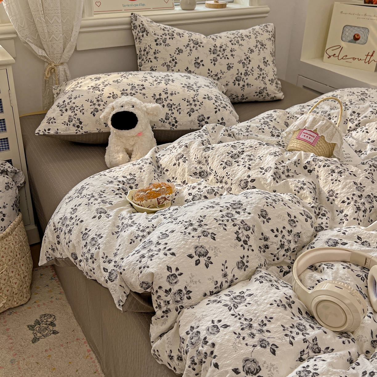 91家纺网 家纺一手货源 找家纺 暖伊家居 2026新款糖果小布袋泡芙纱四件套 水墨槿咖