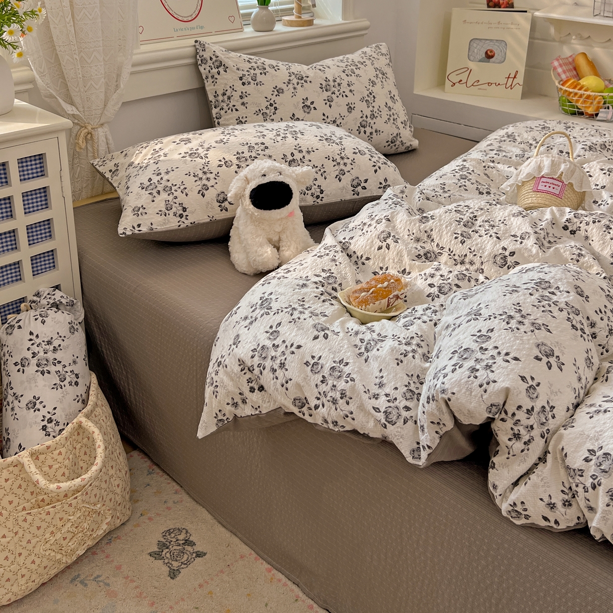 91家纺网 家纺一手货源 找家纺 暖伊家居 2026新款糖果小布袋泡芙纱四件套 水墨槿咖