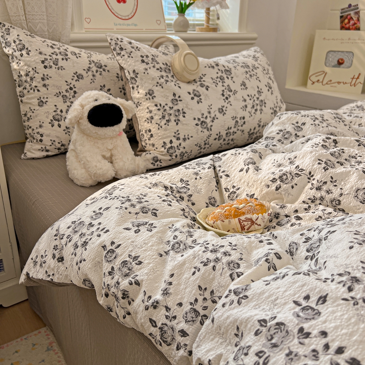 91家纺网 家纺一手货源 找家纺 暖伊家居 2026新款糖果小布袋泡芙纱四件套 水墨槿咖