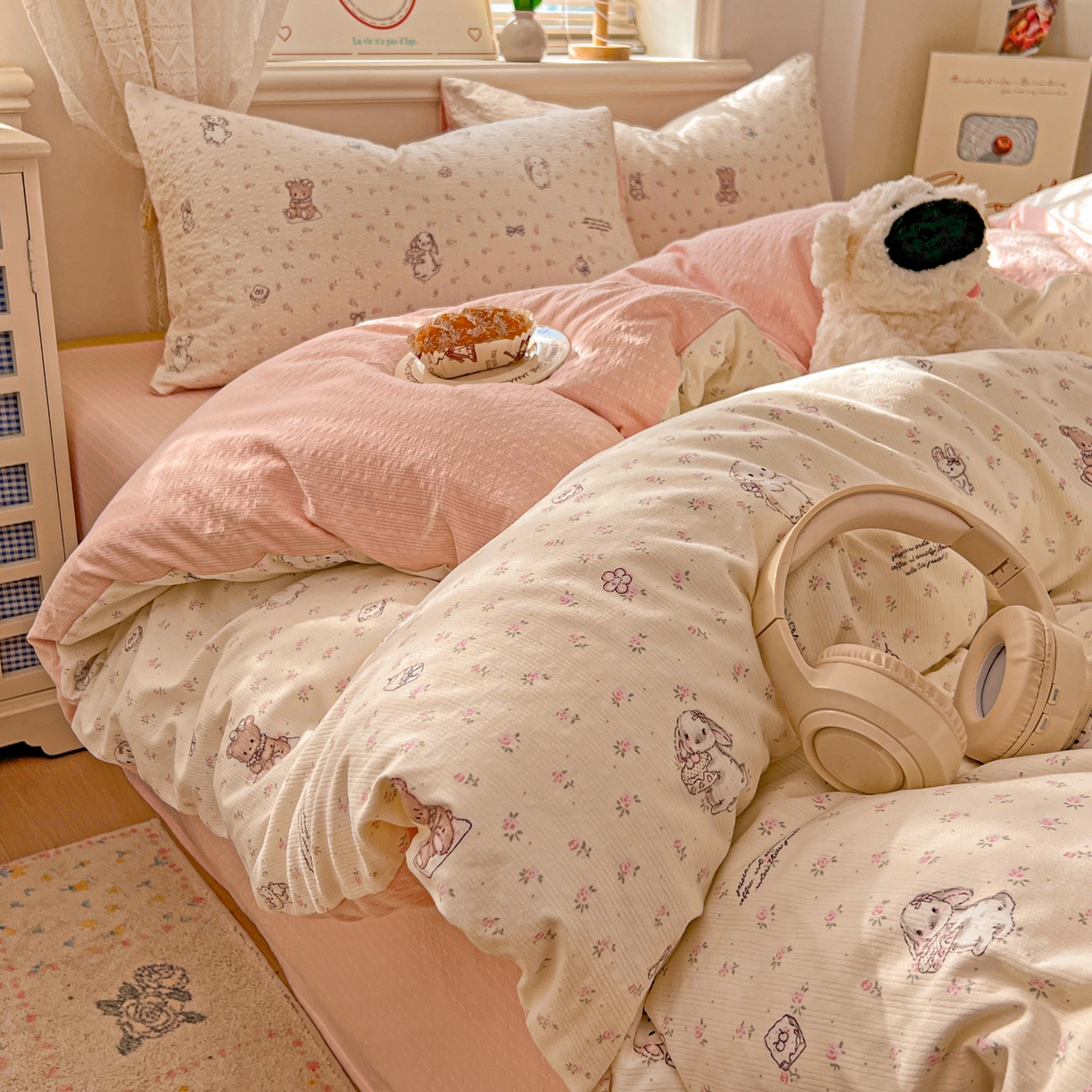 91家纺网 家纺一手货源 找家纺 暖伊家居 2026新款糖果小布袋泡芙纱四件套 碎花兔熊