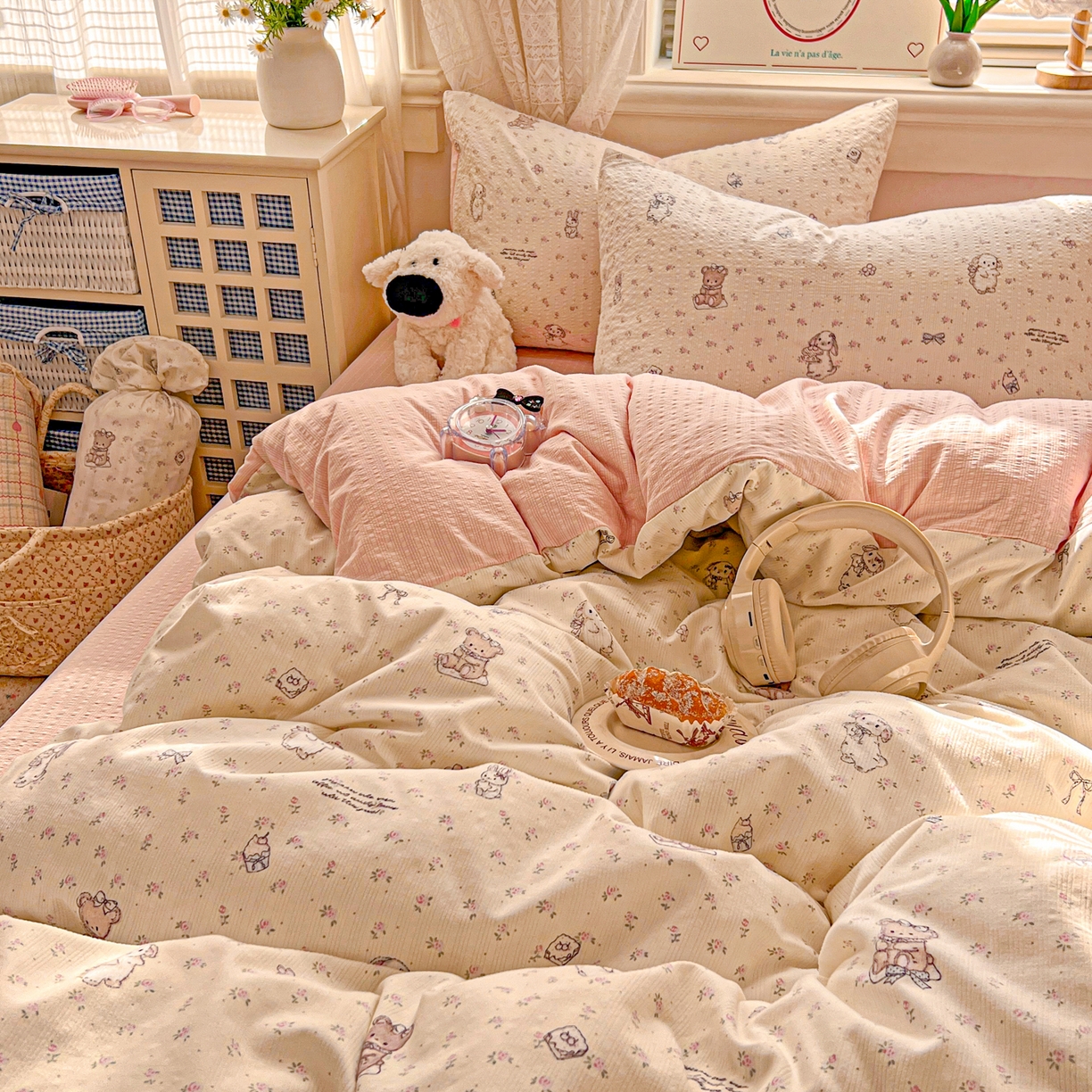 91家纺网 家纺一手货源 找家纺 暖伊家居 2026新款糖果小布袋泡芙纱四件套 碎花兔熊