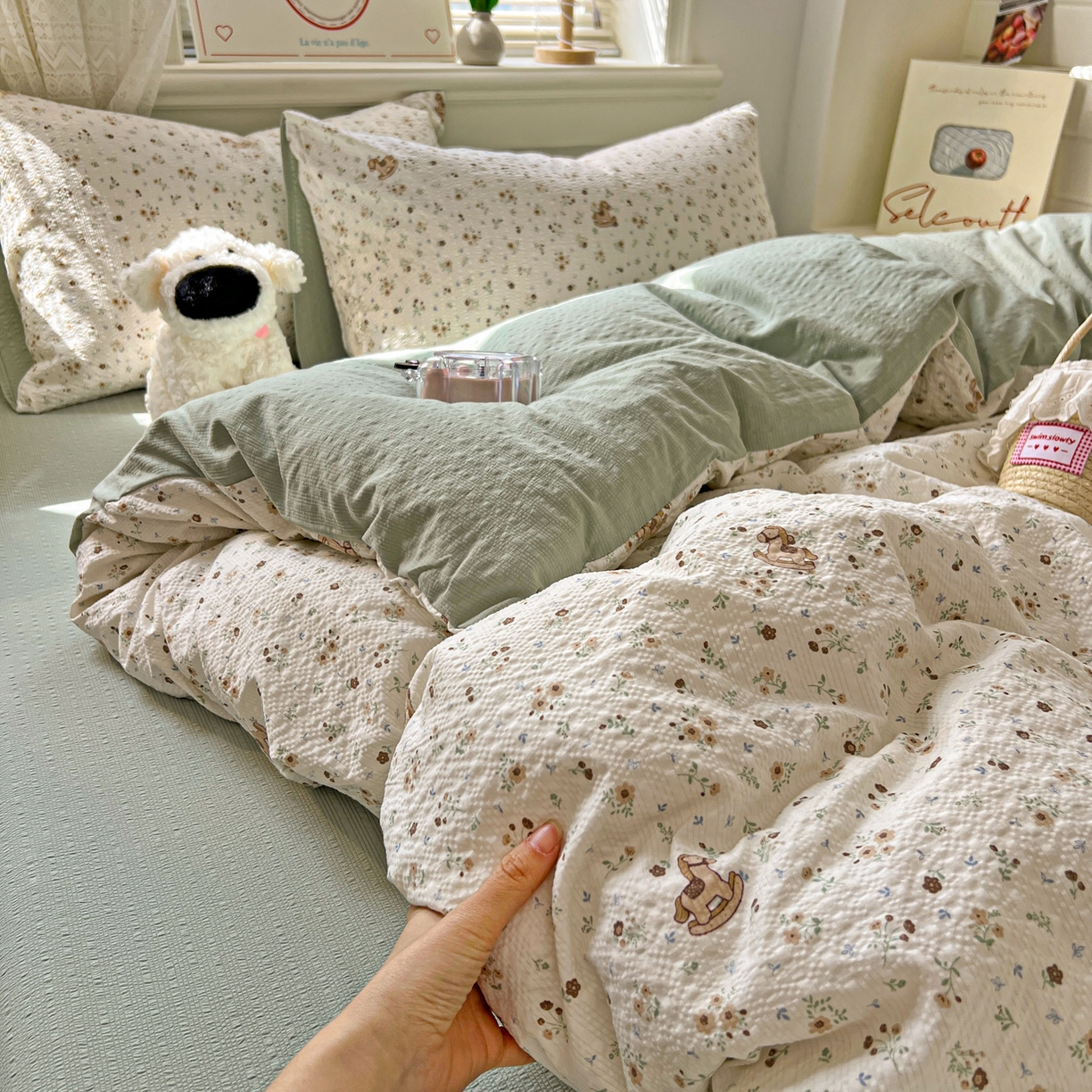 91家纺网 家纺一手货源 找家纺 暖伊家居 2026新款糖果小布袋泡芙纱四件套 童年木马