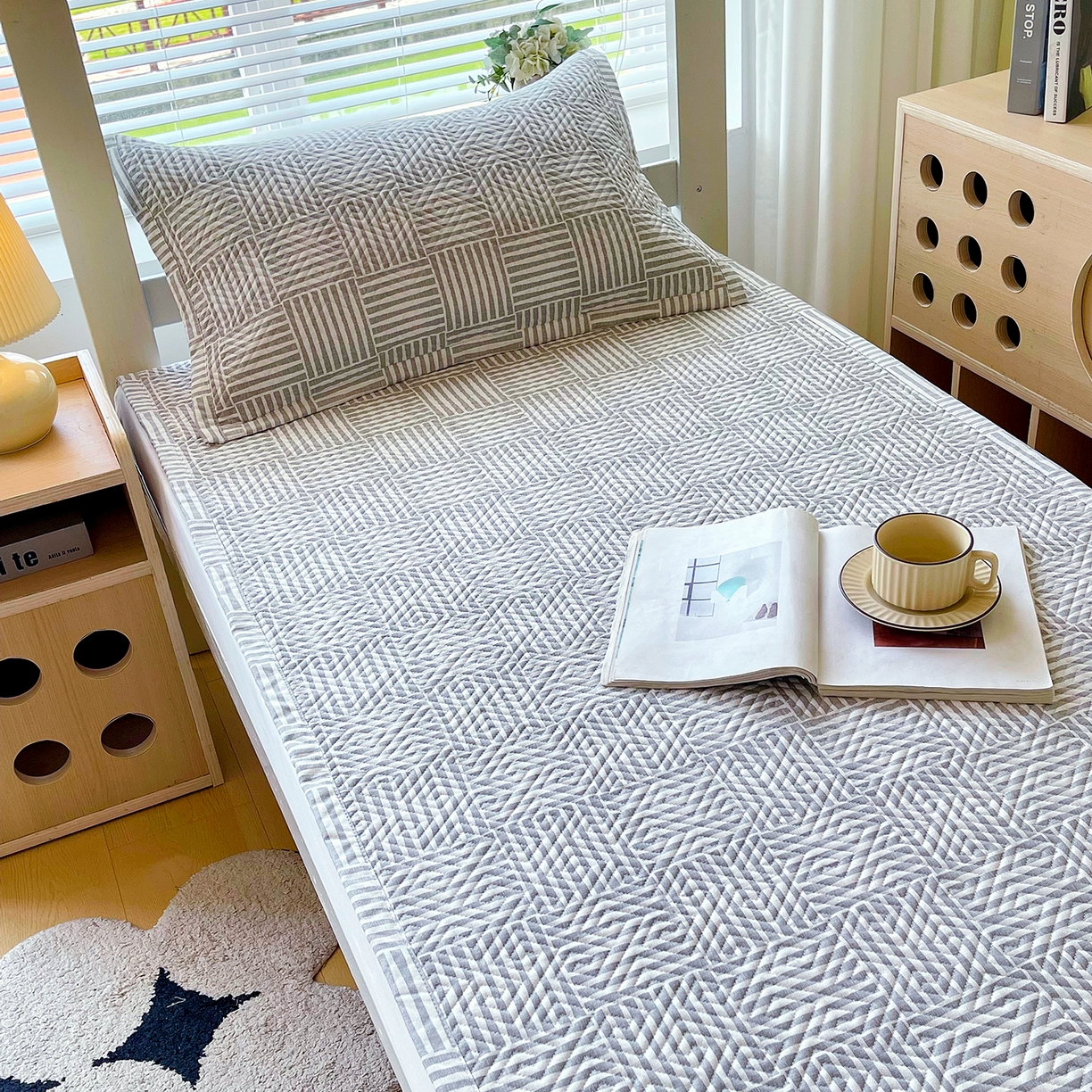 91家纺网 家纺一手货源 找家纺 （总）金鑫汇家纺 2026春夏新款学生床新花型老粗布床盖夹棉软凉席席子可以机洗