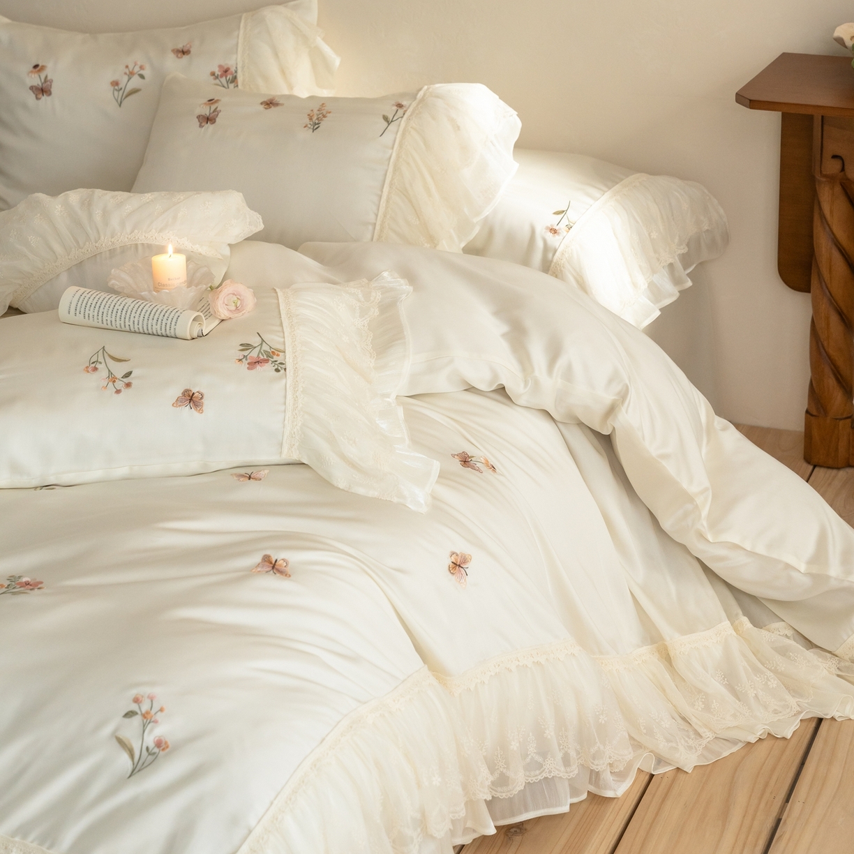 91家纺网 家纺一手货源 找家纺 （总）满座家居 2026新款100s全棉长绒棉四件套法式纯棉花边款四件套-白茶清欢（会员➖20 控价369）