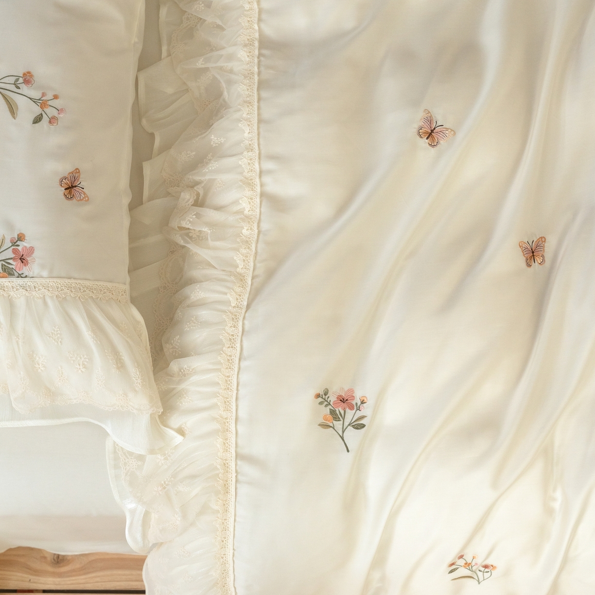 91家纺网 家纺一手货源 找家纺 （总）满座家居 2026新款100s全棉长绒棉四件套法式纯棉花边款四件套-白茶清欢（会员➖20 控价369）