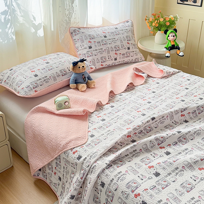 91家纺网 家纺一手货源 找家纺 淑女公社家纺 2026新款高温砂洗纯棉床盖款正版三丽鸥KT猫四件套床盖被套单件单品 爱美KT