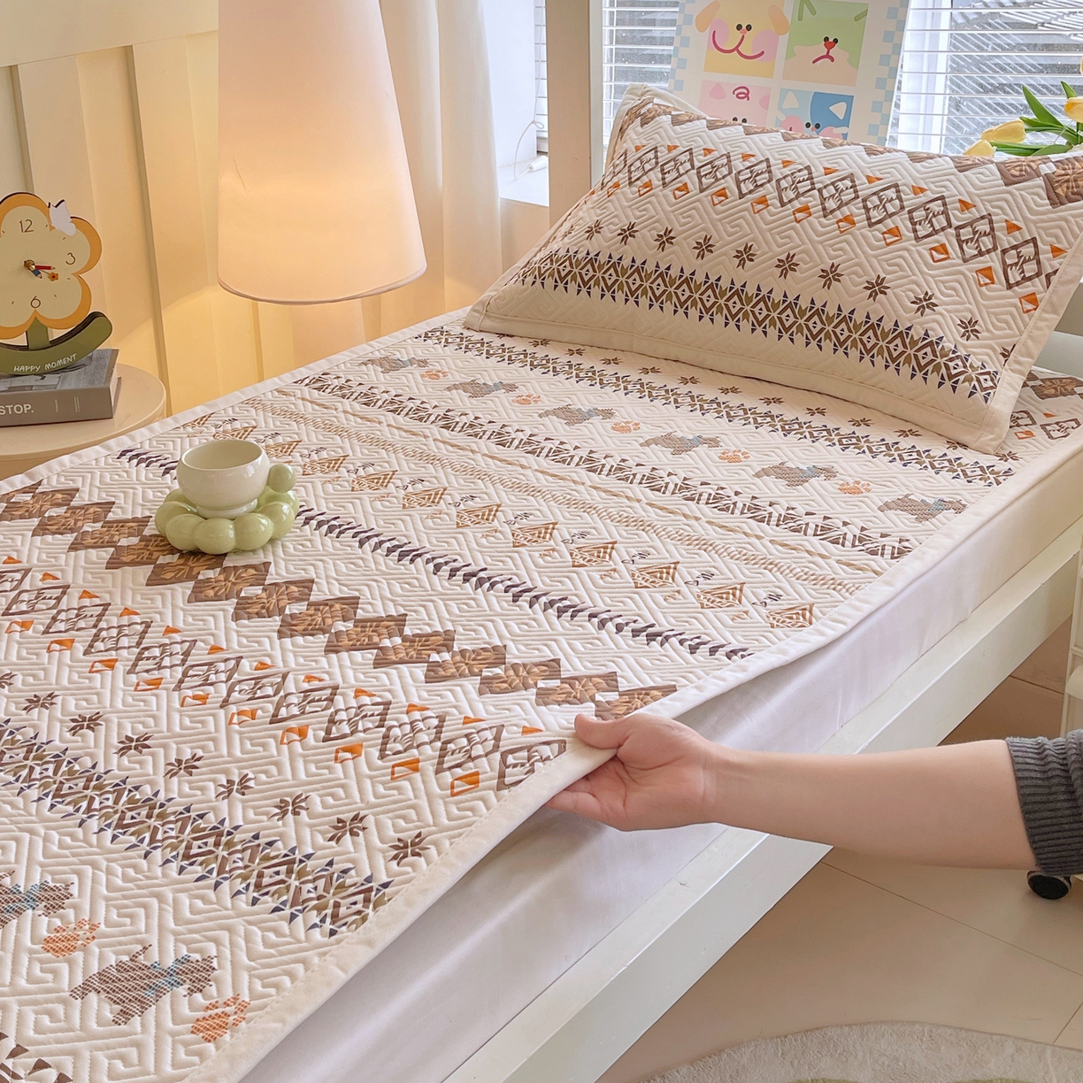 91家纺网 家纺一手货源 找家纺 金鑫汇家纺 2026春夏新款学生床新花型老粗布床盖夹棉软凉席席子可以机洗 学生床-安夏-咖