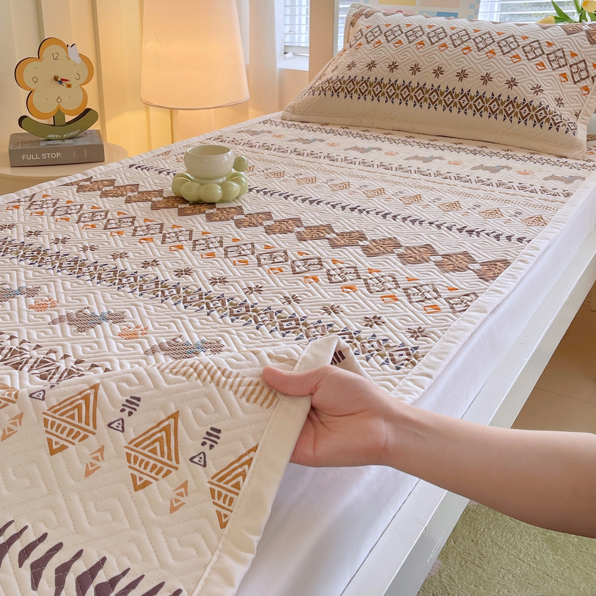 91家纺网 家纺一手货源 找家纺 金鑫汇家纺 2026春夏新款学生床新花型老粗布床盖夹棉软凉席席子可以机洗 学生床-安夏-咖