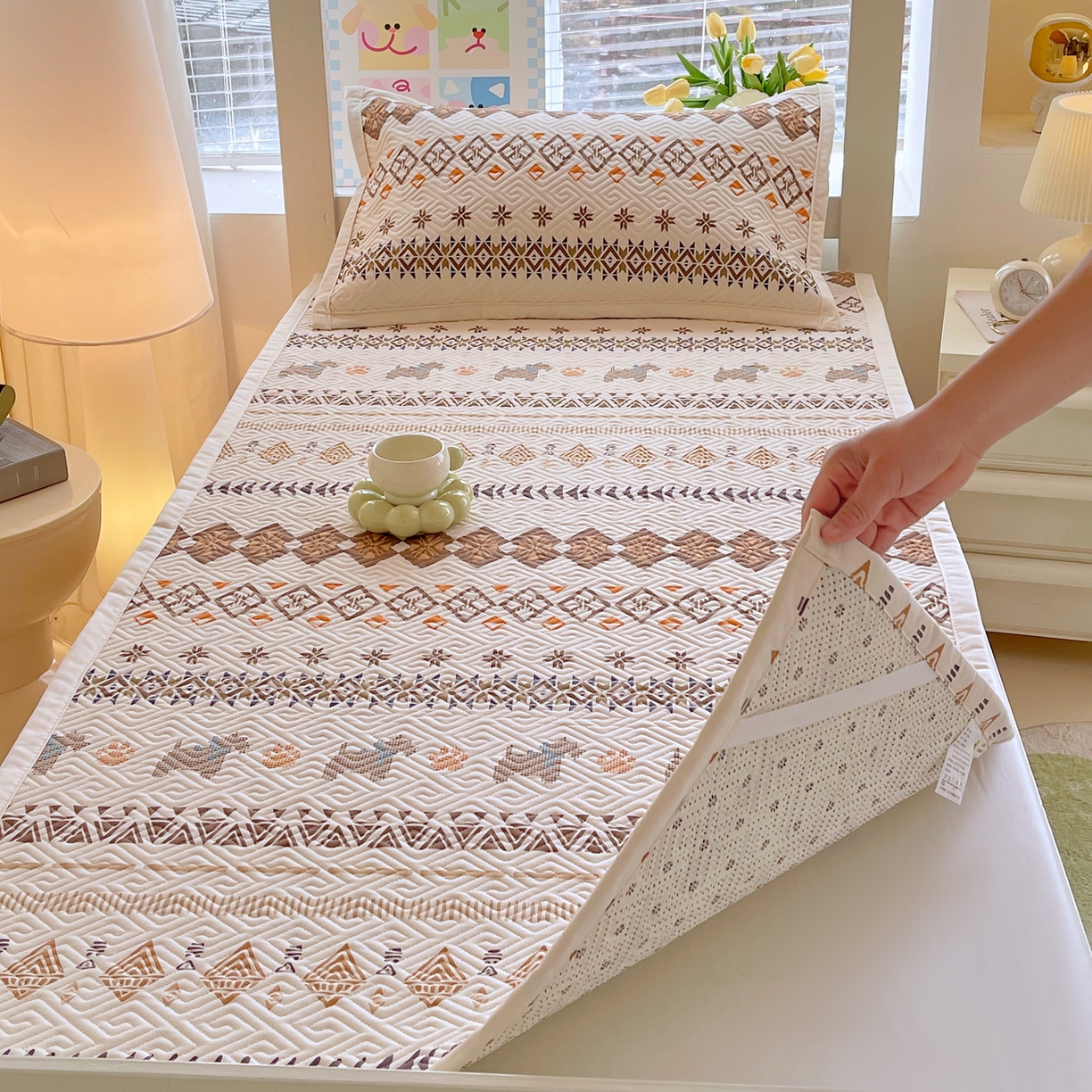 91家纺网 家纺一手货源 找家纺 金鑫汇家纺 2026春夏新款学生床新花型老粗布床盖夹棉软凉席席子可以机洗 学生床-安夏-咖