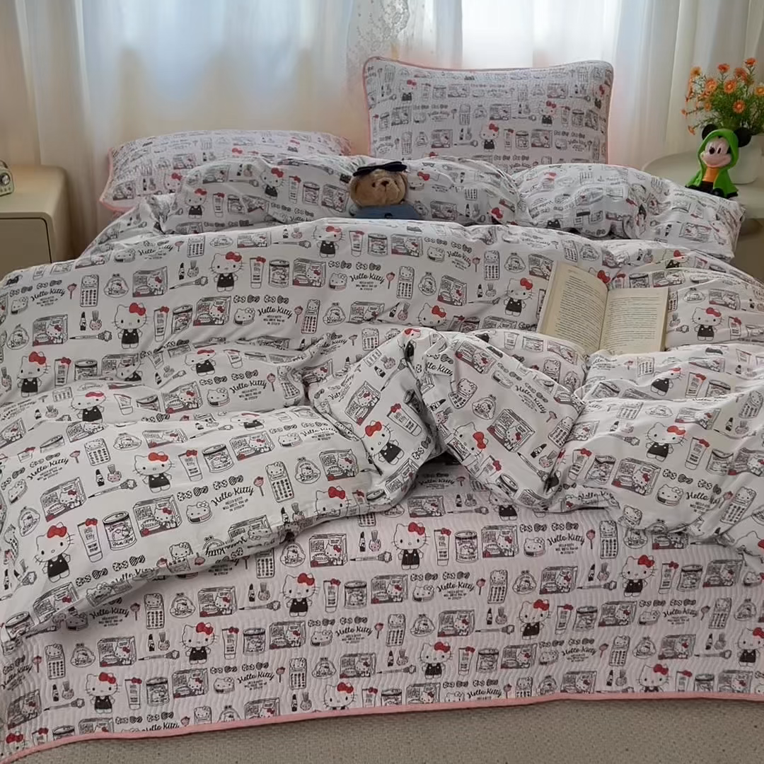 91家纺网 家纺一手货源 找家纺 淑女公社家纺 2026新款高温砂洗纯棉床盖款正版三丽鸥KT猫四件套床盖被套单件单品 爱美KT
