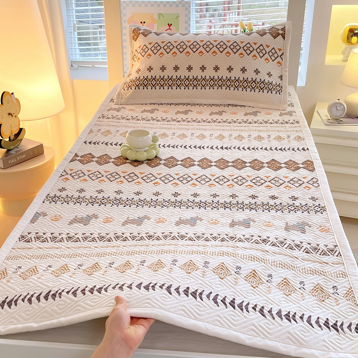 91家纺网 家纺一手货源 找家纺 金鑫汇家纺 2026春夏新款学生床新花型老粗布床盖夹棉软凉席席子可以机洗 学生床-安夏-咖