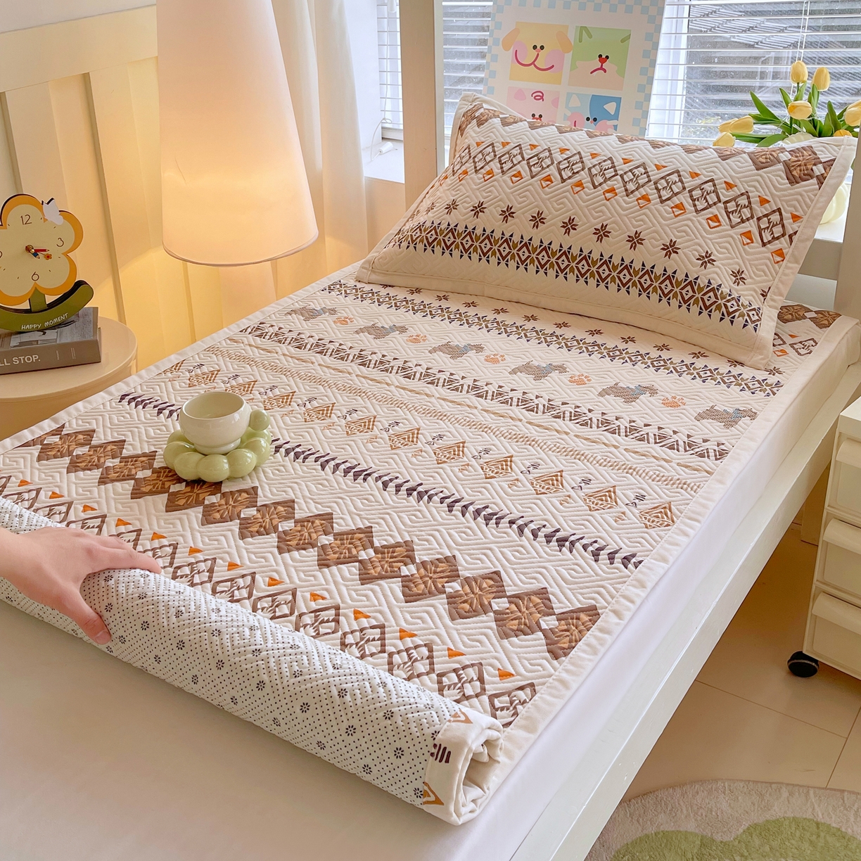 91家纺网 家纺一手货源 找家纺 金鑫汇家纺 2026春夏新款学生床新花型老粗布床盖夹棉软凉席席子可以机洗 学生床-安夏-咖