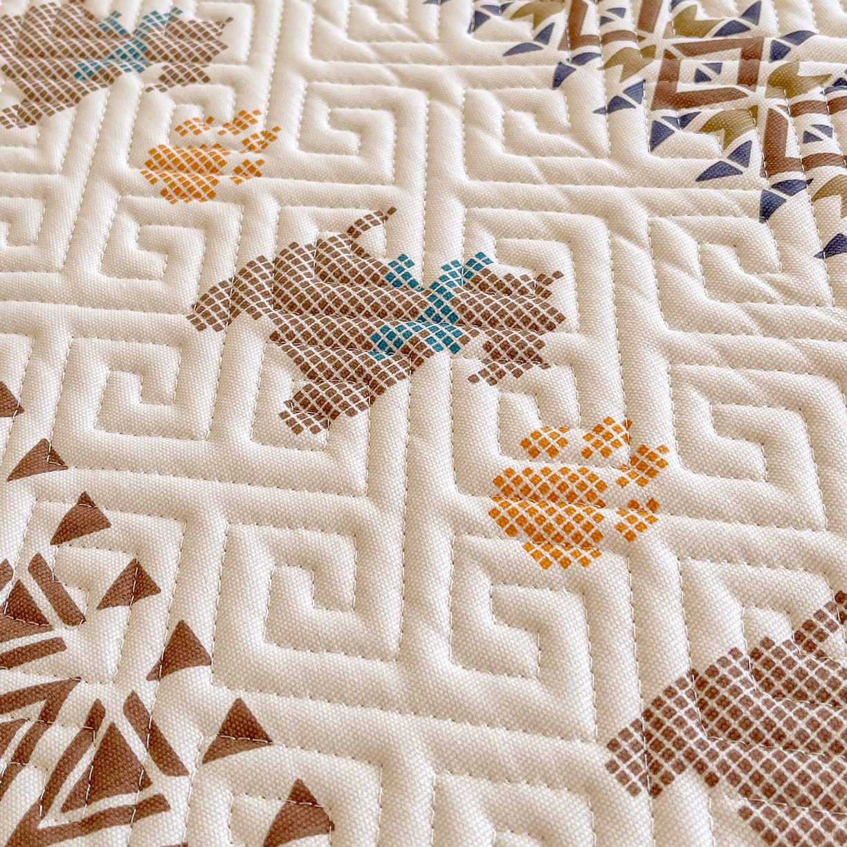 91家纺网 家纺一手货源 找家纺 金鑫汇家纺 2026春夏新款学生床新花型老粗布床盖夹棉软凉席席子可以机洗 学生床-安夏-咖