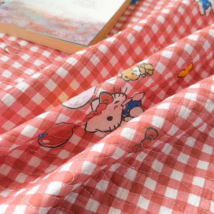 91家纺网 家纺一手货源 找家纺 淑女公社家纺 2026新款高温砂洗纯棉床盖款正版三丽鸥KT猫四件套床盖被套单件单品 红格KT