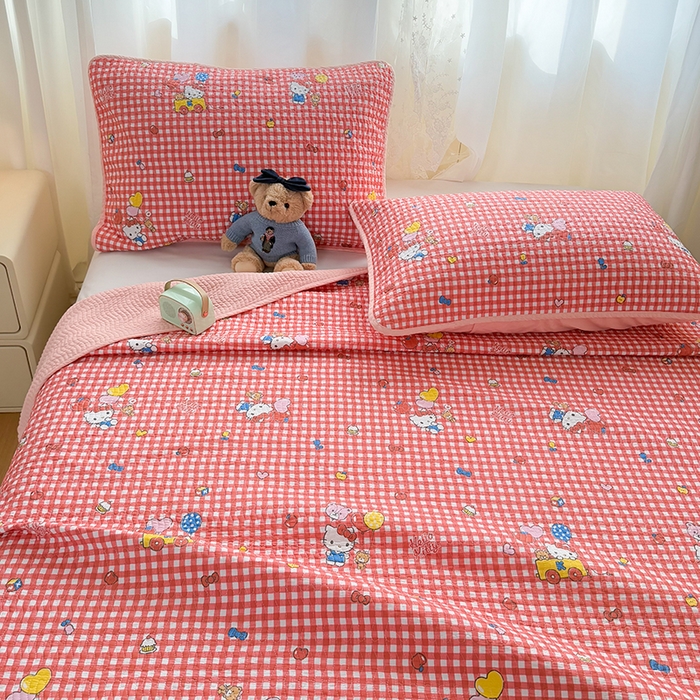 91家纺网 家纺一手货源 找家纺 淑女公社家纺 2026新款高温砂洗纯棉床盖款正版三丽鸥KT猫四件套床盖被套单件单品 红格KT