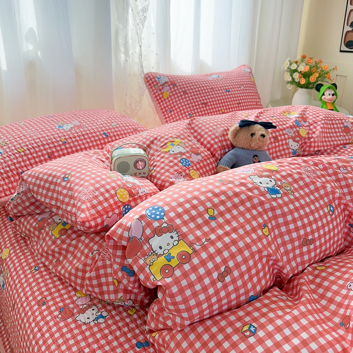 91家纺网 家纺一手货源 找家纺 淑女公社家纺 2026新款高温砂洗纯棉床盖款正版三丽鸥KT猫四件套床盖被套单件单品 红格KT