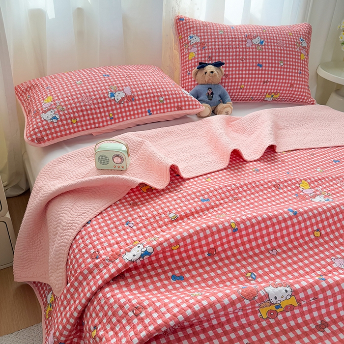 91家纺网 家纺一手货源 找家纺 淑女公社家纺 2026新款高温砂洗纯棉床盖款正版三丽鸥KT猫四件套床盖被套单件单品 红格KT