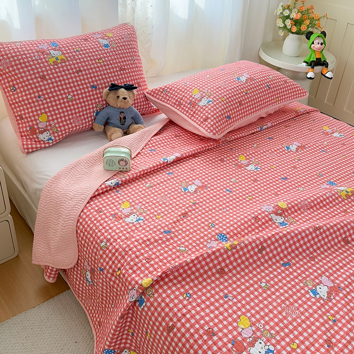 91家纺网 家纺一手货源 找家纺 淑女公社家纺 2026新款高温砂洗纯棉床盖款正版三丽鸥KT猫四件套床盖被套单件单品 红格KT