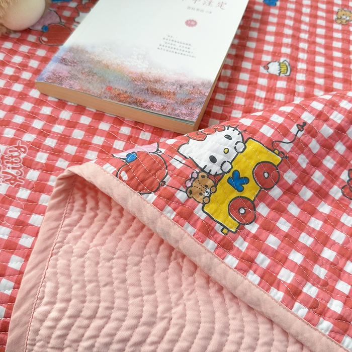 91家纺网 家纺一手货源 找家纺 淑女公社家纺 2026新款高温砂洗纯棉床盖款正版三丽鸥KT猫四件套床盖被套单件单品 红格KT