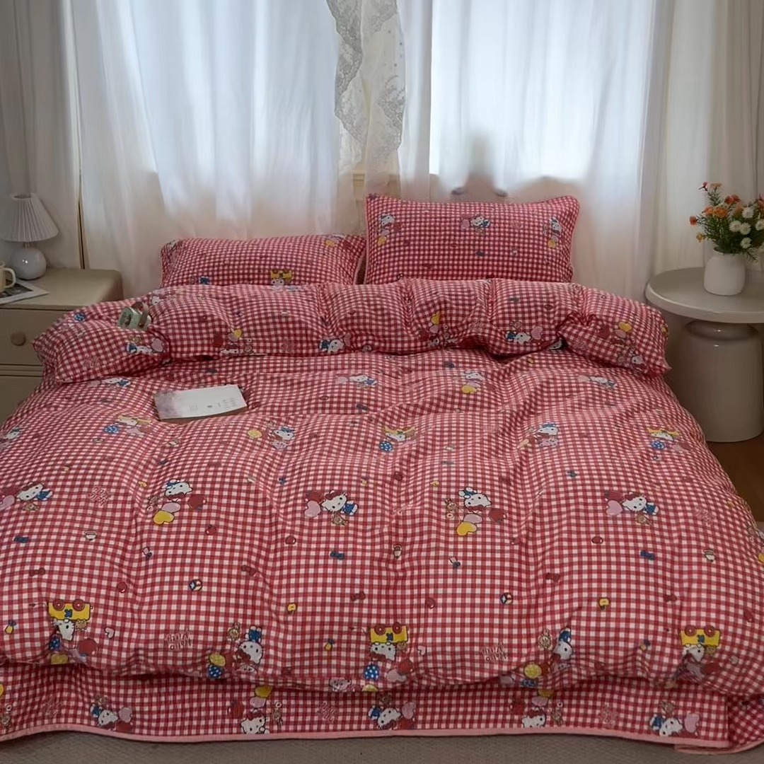 91家纺网 家纺一手货源 找家纺 淑女公社家纺 2026新款高温砂洗纯棉床盖款正版三丽鸥KT猫四件套床盖被套单件单品 红格KT