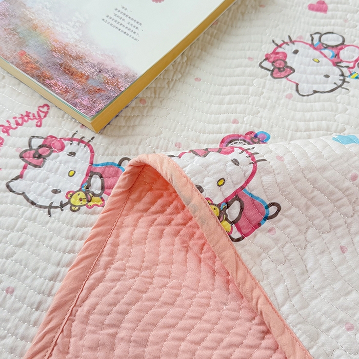 91家纺网 家纺一手货源 找家纺 淑女公社家纺 2026新款高温砂洗纯棉床盖款正版三丽鸥KT猫四件套床盖被套单件单品 甜心KT