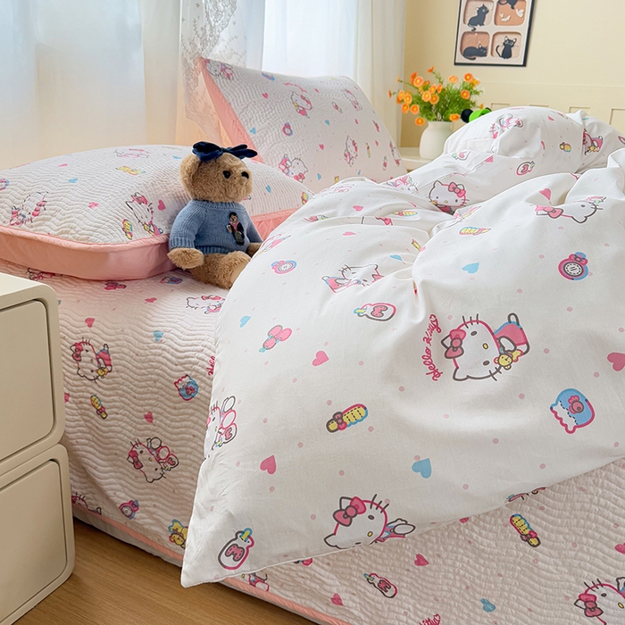 91家纺网 家纺一手货源 找家纺 淑女公社家纺 2026新款高温砂洗纯棉床盖款正版三丽鸥KT猫四件套床盖被套单件单品 甜心KT