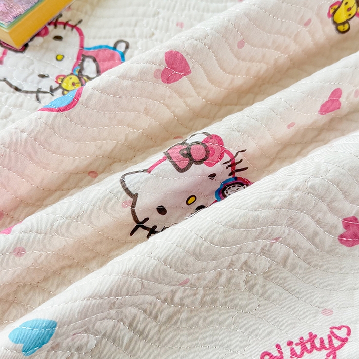 91家纺网 家纺一手货源 找家纺 淑女公社家纺 2026新款高温砂洗纯棉床盖款正版三丽鸥KT猫四件套床盖被套单件单品 甜心KT