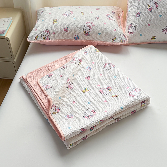 91家纺网 家纺一手货源 找家纺 淑女公社家纺 2026新款高温砂洗纯棉床盖款正版三丽鸥KT猫四件套床盖被套单件单品 甜心KT