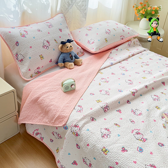 91家纺网 家纺一手货源 找家纺 淑女公社家纺 2026新款高温砂洗纯棉床盖款正版三丽鸥KT猫四件套床盖被套单件单品 甜心KT