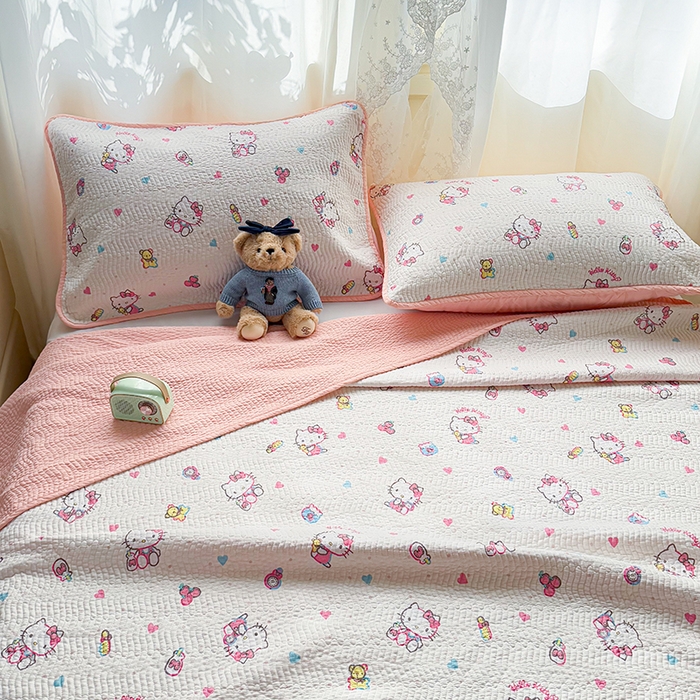 91家纺网 家纺一手货源 找家纺 淑女公社家纺 2026新款高温砂洗纯棉床盖款正版三丽鸥KT猫四件套床盖被套单件单品 甜心KT