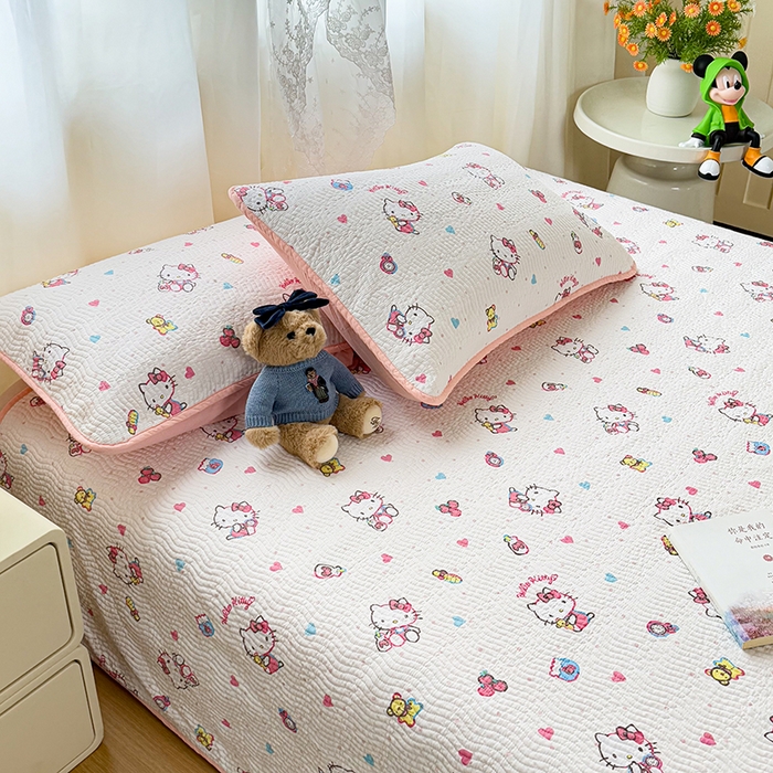 91家纺网 家纺一手货源 找家纺 淑女公社家纺 2026新款高温砂洗纯棉床盖款正版三丽鸥KT猫四件套床盖被套单件单品 甜心KT