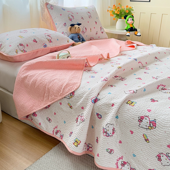 91家纺网 家纺一手货源 找家纺 淑女公社家纺 2026新款高温砂洗纯棉床盖款正版三丽鸥KT猫四件套床盖被套单件单品 甜心KT