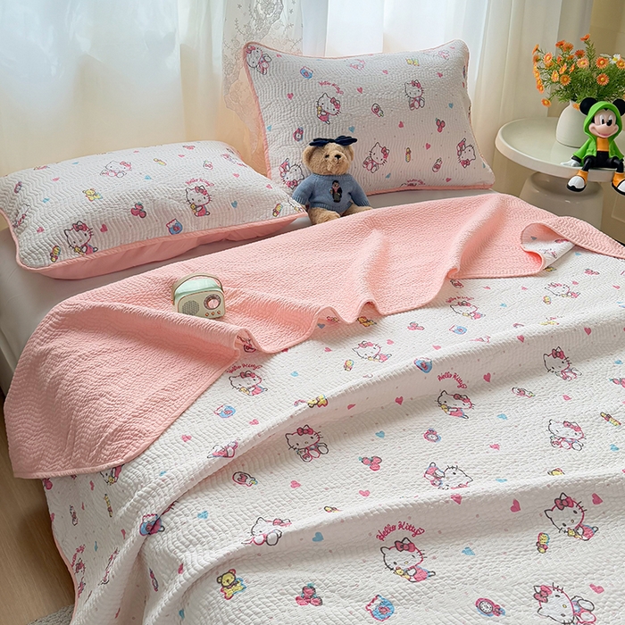 91家纺网 家纺一手货源 找家纺 淑女公社家纺 2026新款高温砂洗纯棉床盖款正版三丽鸥KT猫四件套床盖被套单件单品 甜心KT