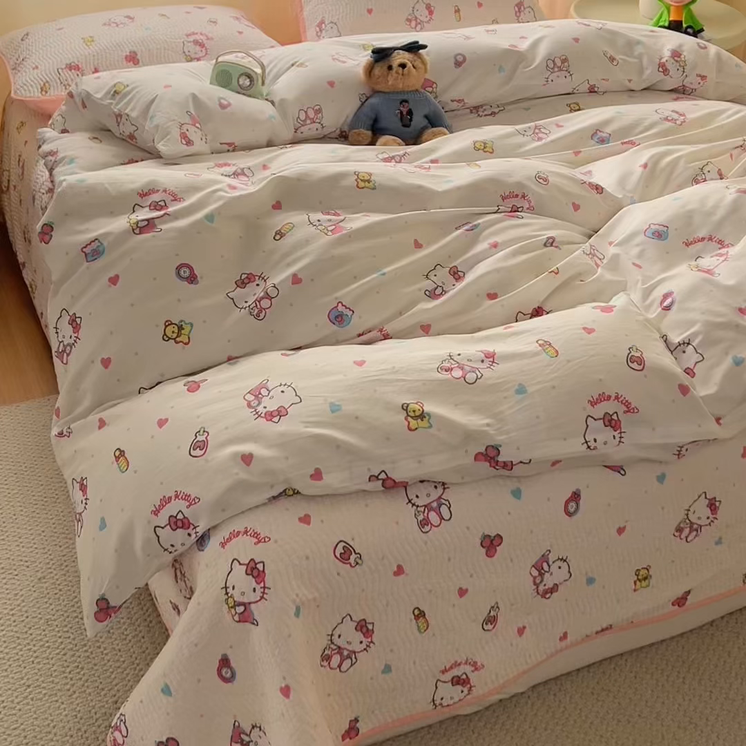 91家纺网 家纺一手货源 找家纺 淑女公社家纺 2026新款高温砂洗纯棉床盖款正版三丽鸥KT猫四件套床盖被套单件单品 甜心KT