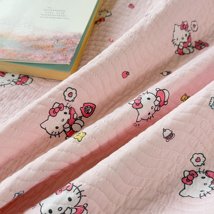 91家纺网 家纺一手货源 找家纺 淑女公社家纺 2026新款高温砂洗纯棉床盖款正版三丽鸥KT猫四件套床盖被套单件单品 小熊KT