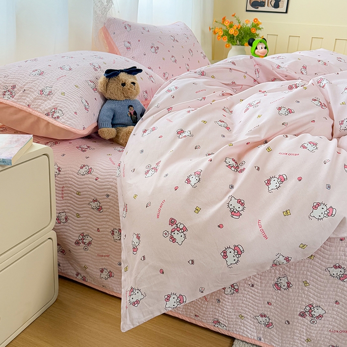 91家纺网 家纺一手货源 找家纺 淑女公社家纺 2026新款高温砂洗纯棉床盖款正版三丽鸥KT猫四件套床盖被套单件单品 小熊KT