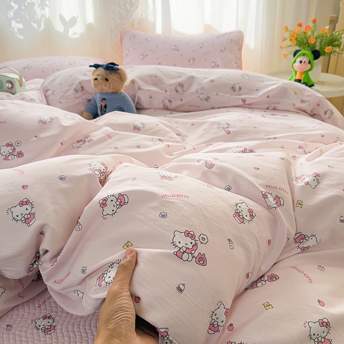 91家纺网 家纺一手货源 找家纺 淑女公社家纺 2026新款高温砂洗纯棉床盖款正版三丽鸥KT猫四件套床盖被套单件单品 小熊KT