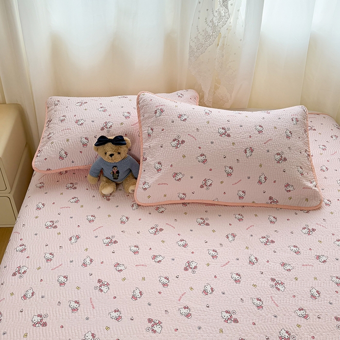 91家纺网 家纺一手货源 找家纺 淑女公社家纺 2026新款高温砂洗纯棉床盖款正版三丽鸥KT猫四件套床盖被套单件单品 小熊KT