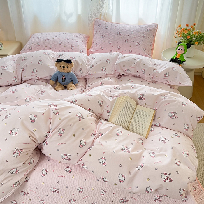 91家纺网 家纺一手货源 找家纺 淑女公社家纺 2026新款高温砂洗纯棉床盖款正版三丽鸥KT猫四件套床盖被套单件单品 小熊KT