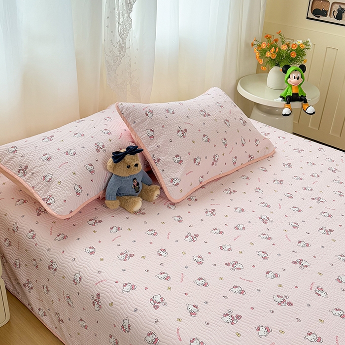 91家纺网 家纺一手货源 找家纺 淑女公社家纺 2026新款高温砂洗纯棉床盖款正版三丽鸥KT猫四件套床盖被套单件单品 小熊KT