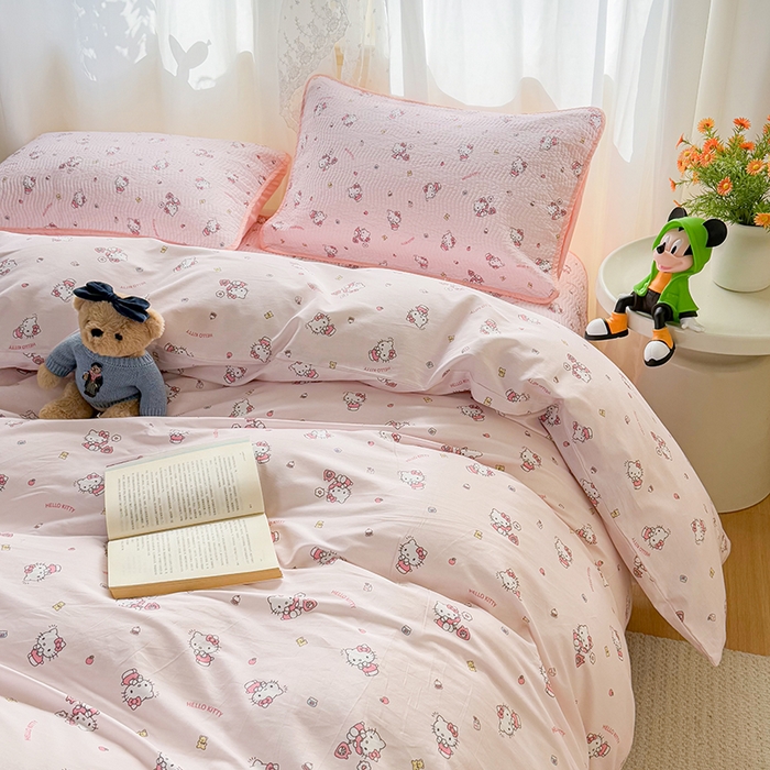 91家纺网 家纺一手货源 找家纺 淑女公社家纺 2026新款高温砂洗纯棉床盖款正版三丽鸥KT猫四件套床盖被套单件单品 小熊KT