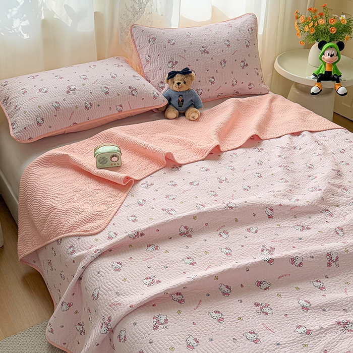 91家纺网 家纺一手货源 找家纺 淑女公社家纺 2026新款高温砂洗纯棉床盖款正版三丽鸥KT猫四件套床盖被套单件单品 小熊KT